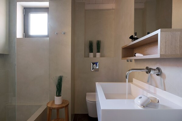 Dusche, kostenlose Toilettenartikel, Haartrockner, Handtücher