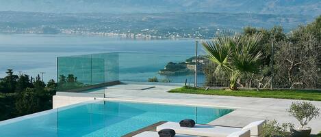 Een verwarmd zwembad