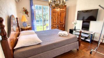 3 bedrooms, in-room safe, desk, iron/ironing board