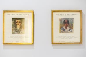 Two framed artworks titled 'Cien Años de Arte Frances' by various artists, displayed on a white wall.