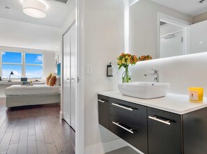 Combined shower/bathtub, hair dryer, towels
