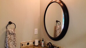 Baignoire, sèche-cheveux, serviettes fournies