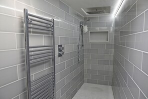 Bathtub, hair dryer, towels - Toothbrush Apartments - Central Ipswich - Fore St (Ipswich)