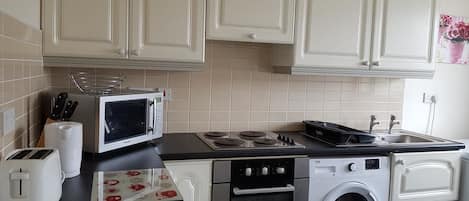 Appartement | Cuisine privée | Réfrigérateur grande capacité avec congélateur, four à micro-ondes
