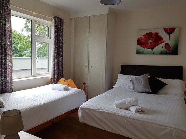 Apartment | 3 bedrooms, free WiFi, bed sheets - Newcastle Townhouse (Galway)