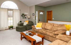 Een smart-tv, een open haard en een dvd-speler