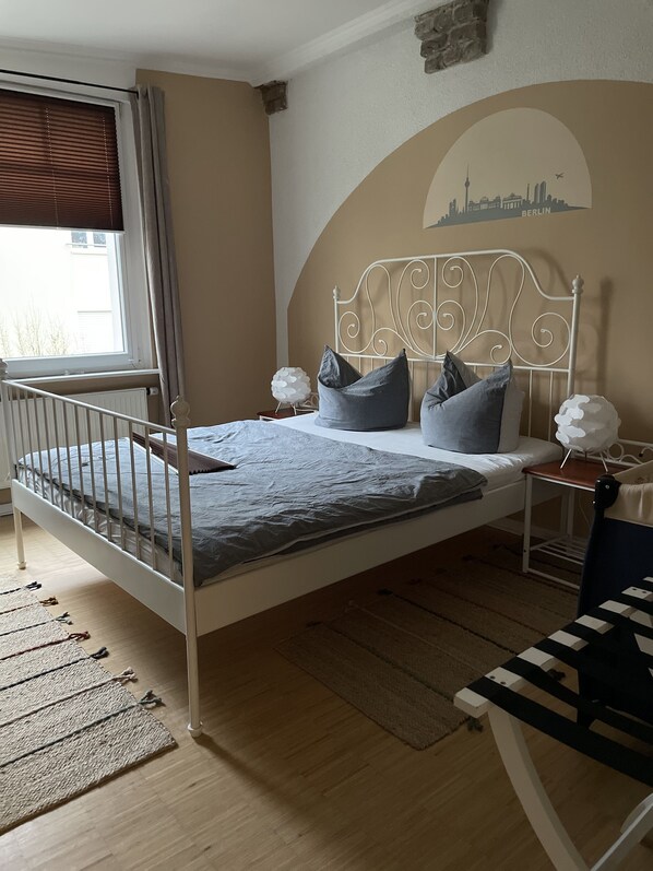 1 habitación, tabla de planchar con plancha y cuna de viaje 