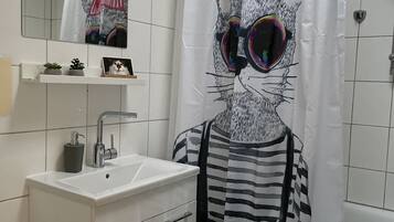 Badewanne, Haartrockner, Handtücher, Seife