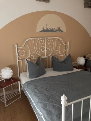 1 dormitorio, tabla de planchar con plancha, wifi gratis y ropa de cama