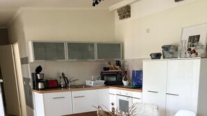 Kaffetrakter/tekoker, kjøleskap, mikrobølgeovn og ovn