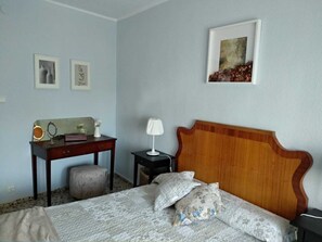 3 Schlafzimmer, Schreibtisch, Bügeleisen/Bügelbrett, WLAN
