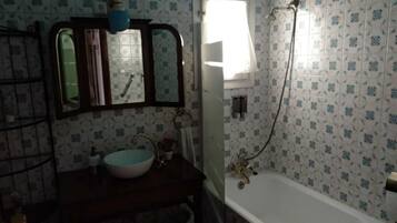 Combined shower/tub, hair dryer, bidet, towels