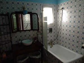 Duschwanne, Haartrockner, Bidet, Handtücher