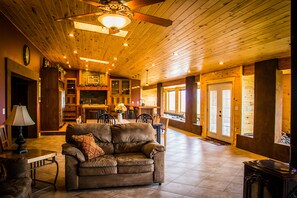 Una Smart TV, una chimenea