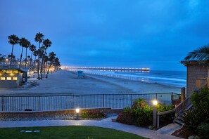 On the beach - Stunning Remodel with Unbeatable Panoramic Ocean Views! (Oceanside)