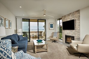 Smart TV, fireplace, table tennis - Stunning Remodel with Unbeatable Panoramic Ocean Views! (Oceanside)