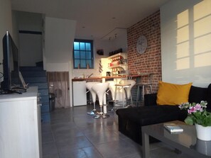 Televisie, boeken en een kantoor