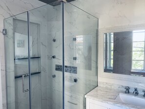 Dusche, Haartrockner, Handtücher, Seife
