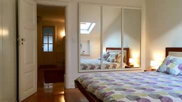 2 habitaciones, tabla de planchar con plancha, cuna de viaje y internet