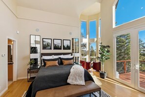 5 bedrooms, WiFi - Sundance Lodge: Luxury! HOT TUB! Game Room! Pool Table! Decks with Views! Forest Walks + Snow Play! EV Charger! Arcade! Dog Friendly! (Big Bear City)