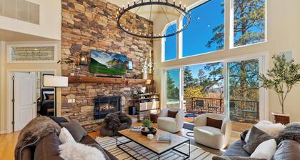 Sundance Lodge: Luxury! HOT TUB! Game Room! Pool Table! Decks with Views! Forest Walks + Snow Play! EV Charger! Arcade! Dog Friendly!