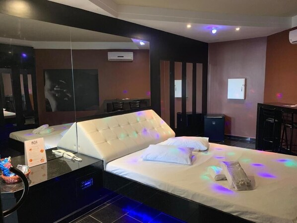 Blackout curtains, free WiFi, bed sheets