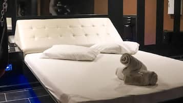 Blackout drapes, free WiFi, bed sheets