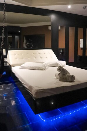 Blackout drapes, free WiFi, bed sheets