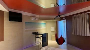 Apartment (GOLDEN) | Blackout drapes, free WiFi, bed sheets