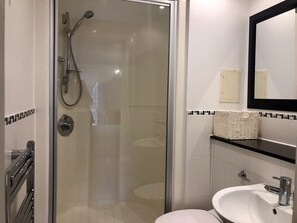 Baignoire, sĂšche-cheveux, serviettes fournies