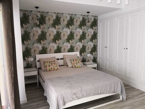 1 slaapkamer, een kluis op de kamer, een strijkplank/strijkijzer
