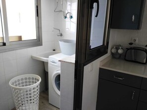 Een douche, een haardroger, handdoeken, zeep