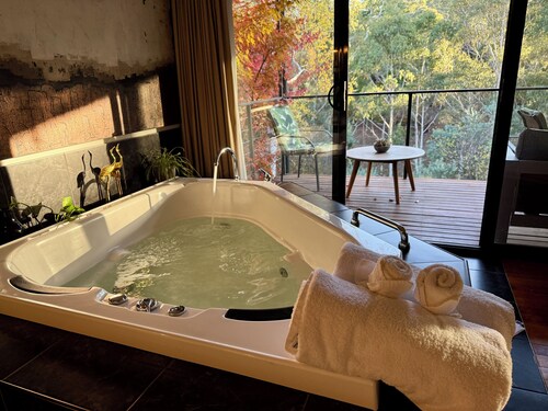 Centrally located 2-bedroom luxury villa in Australia’s spa country