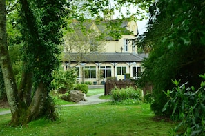 A traditional building with a symmetrical facade, large windows, and a central entrance. - 24 Strawberry Hill, Tolroy Manor (Hayle)