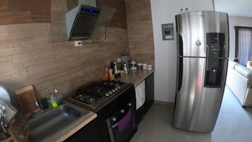 Deluxe House | Private kitchen | Fridge, oven, stovetop, coffee/tea maker