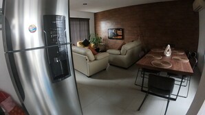 デラックス ハウス | リビングルーム | 42 インチのLED テレビ (衛星放送視聴可)、テレビ