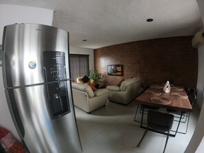 Deluxe House | Living room | 42-inch LED TV with satellite channels, TV - Casa Nueva en Privada (Poza Rica)