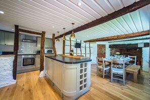 Microwave, oven, dishwasher, high chair - Middle Stolford Cottage, Brendon Hill (Nr Watchet)