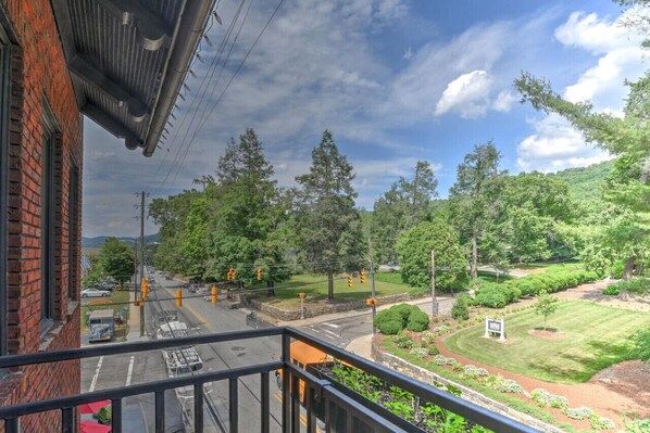 Property grounds - Historic Building with Bakery and Restaurant (Asheville)