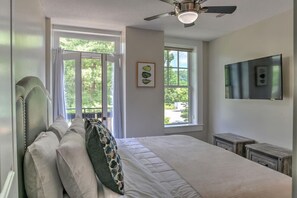 1 bedroom, iron/ironing board, free WiFi, bed sheets - Historic Building with Bakery and Restaurant (Asheville)