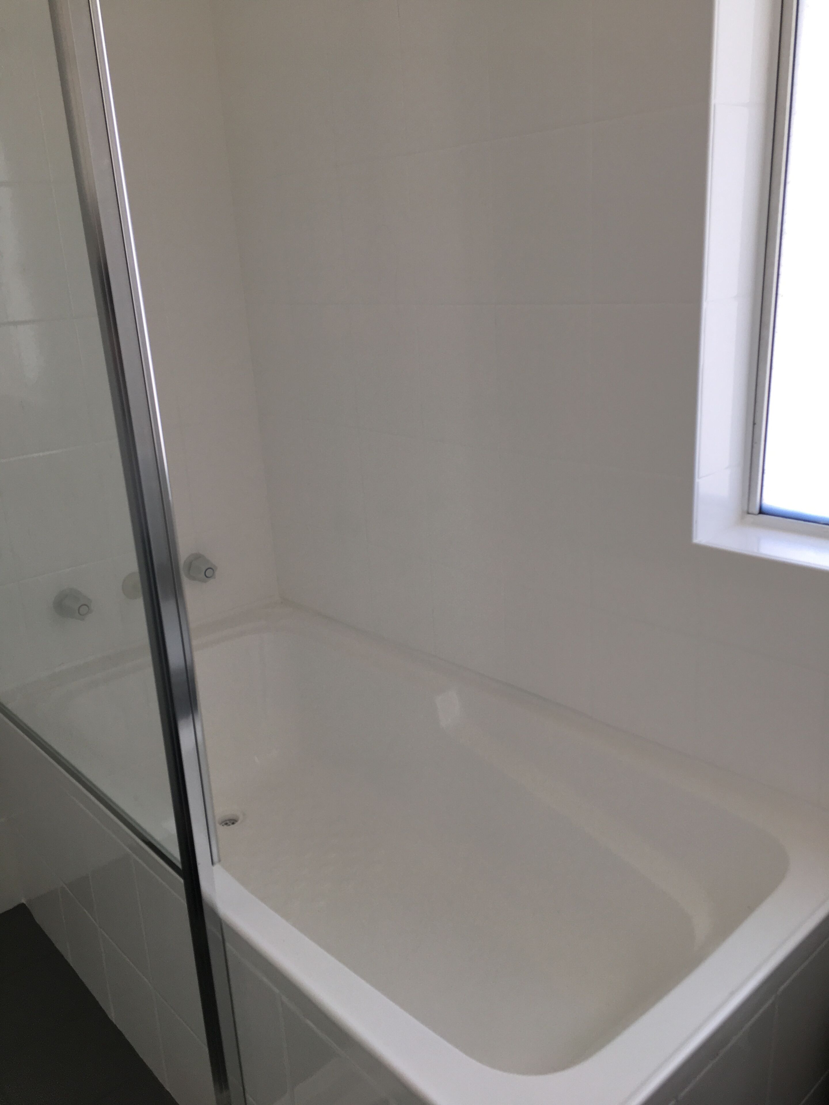 Cozy 3BR Townhouse in Liverpool CBD with AC & dedicated underground parking spot — image 19