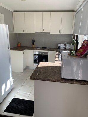 Geladeira, micro-ondas, fogão, cooktop