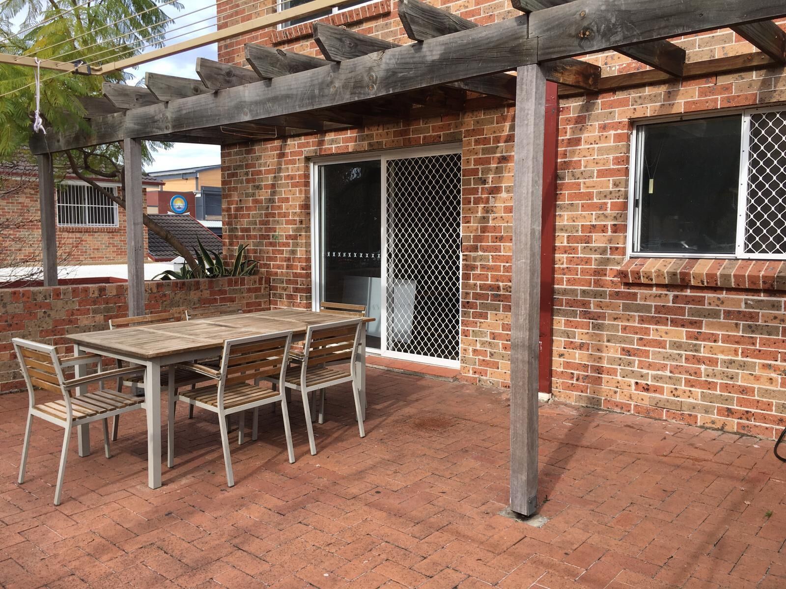Cozy 3BR Townhouse in Liverpool CBD with AC & dedicated underground parking spot — image 20