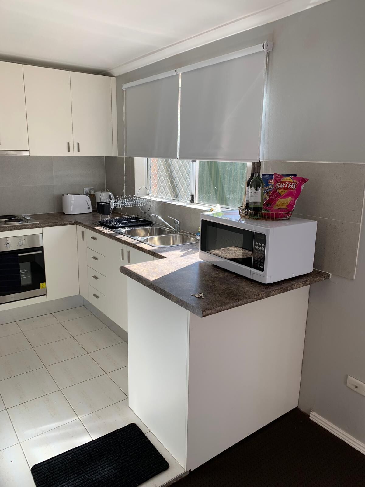 Cozy 3BR Townhouse in Liverpool CBD with AC & dedicated underground parking spot — image 9