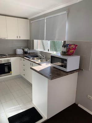 Fridge, microwave, oven, stovetop - Cozy 3BR Townhouse in Liverpool CBD with AC & dedicated underground parking spot (Liverpool)
