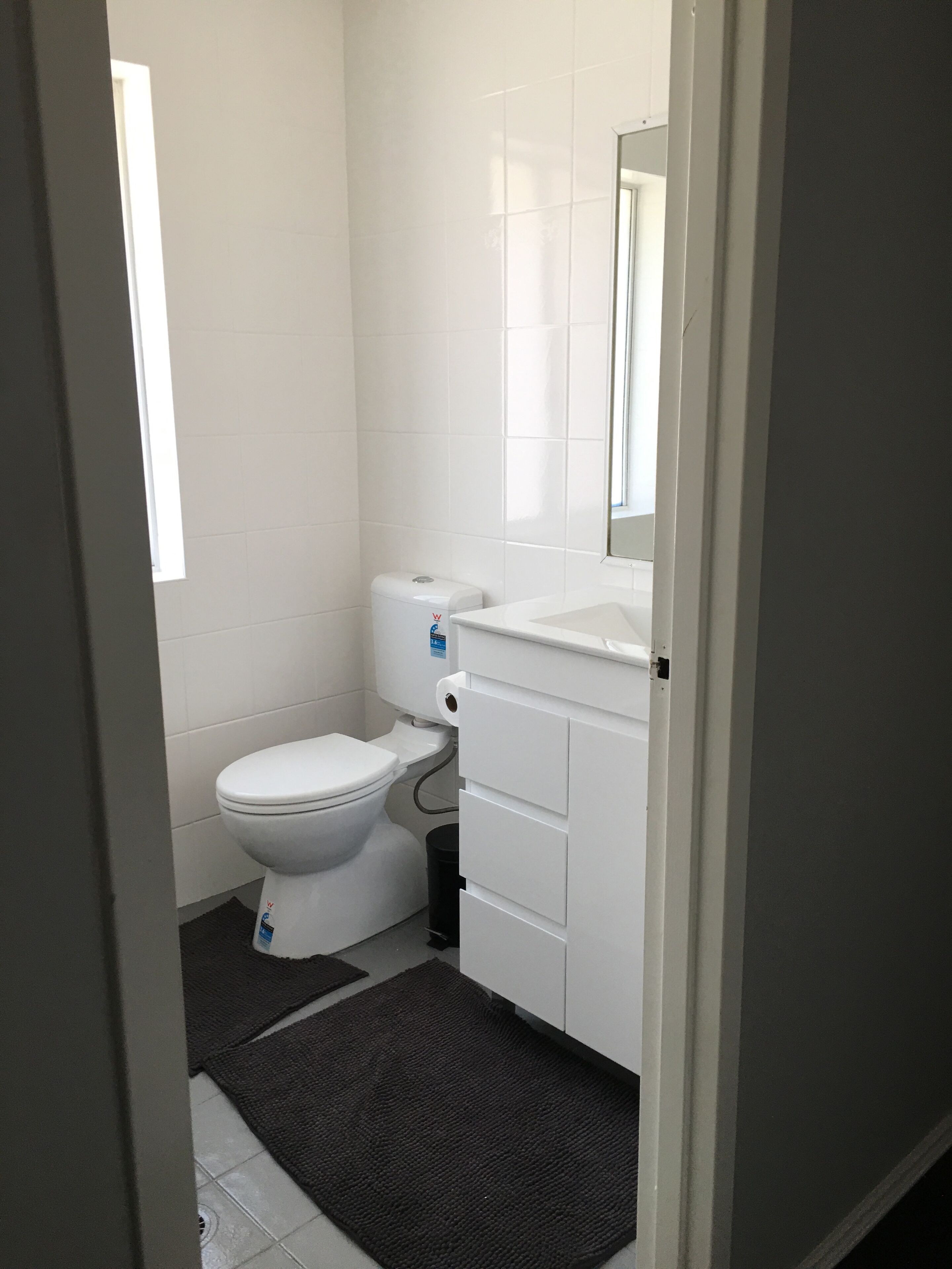 Cozy 3BR Townhouse in Liverpool CBD with AC & dedicated underground parking spot — image 18