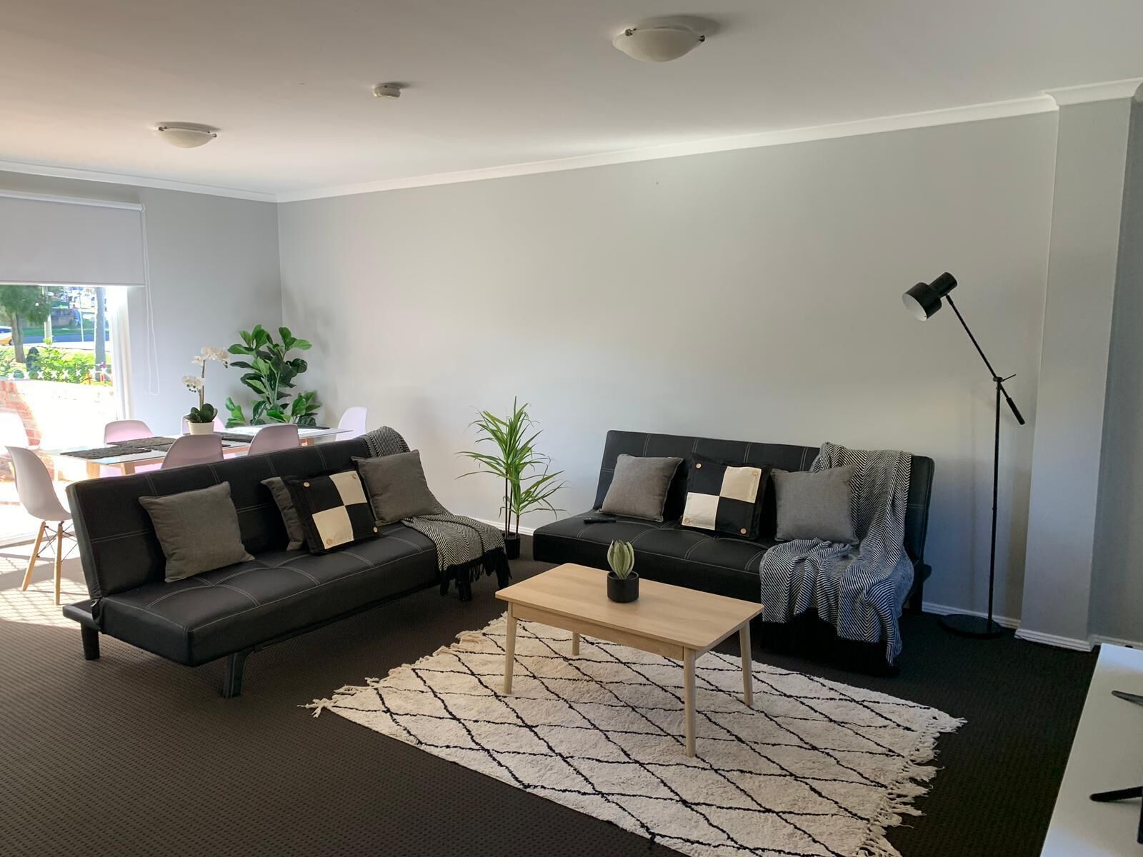 Cozy 3BR Townhouse in Liverpool CBD with AC & dedicated underground parking spot — image 2