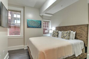 2 bedrooms, iron/ironing board, free WiFi, bed sheets - Charming Historic King James Building Unit #5 (Asheville)