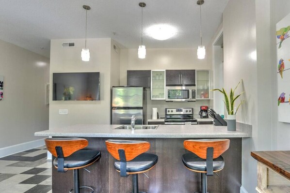 Fridge, microwave, oven, stovetop - Charming Historic King James Building Unit #5 (Asheville)