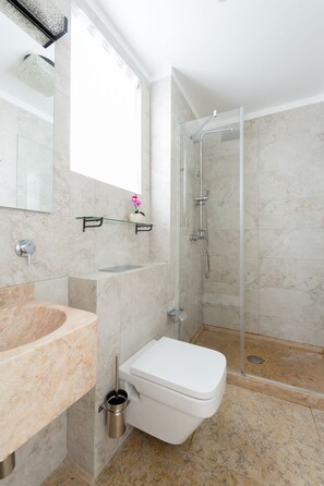 Secador de pelo, toallas